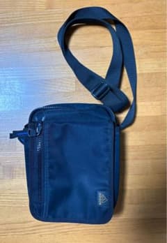 ⭐️Adidas ショルダーバッグ　ブラック　ポシェット　斜め掛け　ロゴ有り　美品